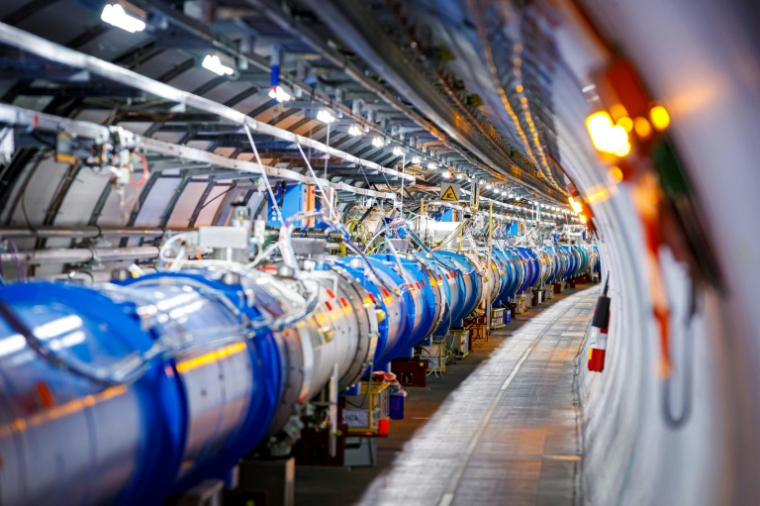 Le Grand collisionneur de hadrons (LHC), dans un tunnel de l'Organisation européenne pour la recherche nucléaire (Cern), lors de travaux de maintenance le 6 février 2020 à Echenevex, près de Genève ( AFP / VALENTIN FLAURAUD )