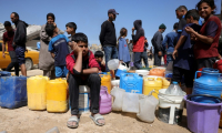Des Palestiniens attendent de pouvoir obtenir de l’eau dans un camp de personnes déplacées à Gaza-Ville, le 20 mai 2025, sur fond de guerre entre Israël et le mouvement palestinien Hamas ( AFP / Bashar TALEB )