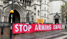 Des manifestants protestent devant devant la Haute Cour de Londres