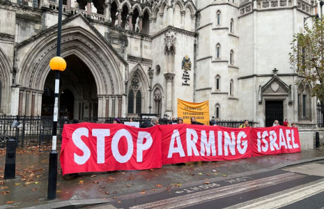 Des manifestants protestent devant devant la Haute Cour de Londres