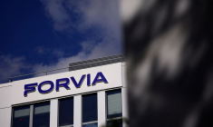 Logo de Forvia sur le bâtiment de l'entreprise près de Paris