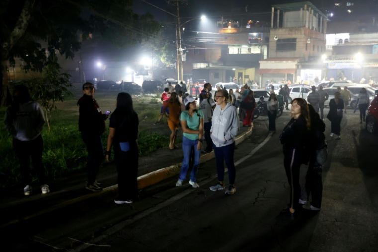 Des proches de détenus attendent d'éventuelles libérations devant la prison d’El Rodeo, à Caracas, le 8 janvier 2026 ( AFP / Pedro MATTEY )