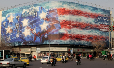 Une immense banderole anti-américaine déployée sur la place d'Enqelab de Téhéran, le 26 janvier 2026 ( AFP / ATTA KENARE )