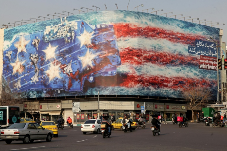 Une immense banderole anti-américaine déployée sur la place d'Enqelab de Téhéran, le 26 janvier 2026 ( AFP / ATTA KENARE )