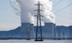 Lignes électriques à haute tension près de la centrale nucléaire du Bugey