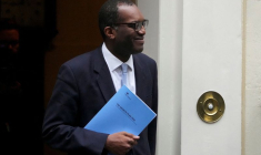 Le ministre des Finances britannique, Kwasi Kwarteng, devant Downing Street à Londres