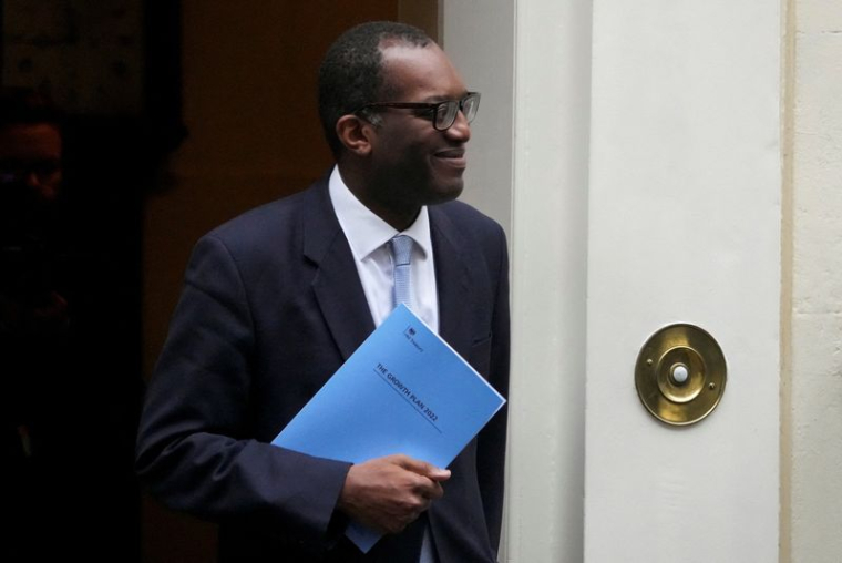 Le ministre des Finances britannique, Kwasi Kwarteng, devant Downing Street à Londres