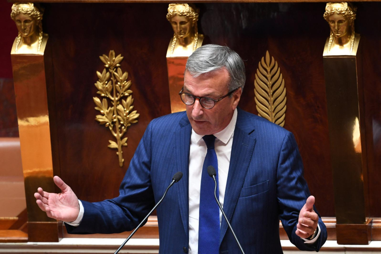 Philippe Vigier, député MoDem, a indiqué que son groupe envisager de déposer un amendement  au projet de réforme des retraites pour augmenter la durée hebdomadaire de travail d'une demi-heure.  ( AFP / ALAIN JOCARD )