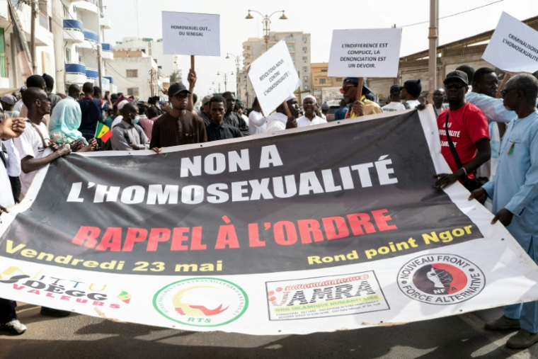 (ARCHIVES) Des manifestants brandissent une banderole sur laquelle on peut lire "Non à l'homosexualité, rappel à l'ordre" lors d'une manifestation réclamant la criminalisation de l'homosexualité au Sénégal, à Dakar, le 23 mai 2025. ( AFP / SEYLLOU )
