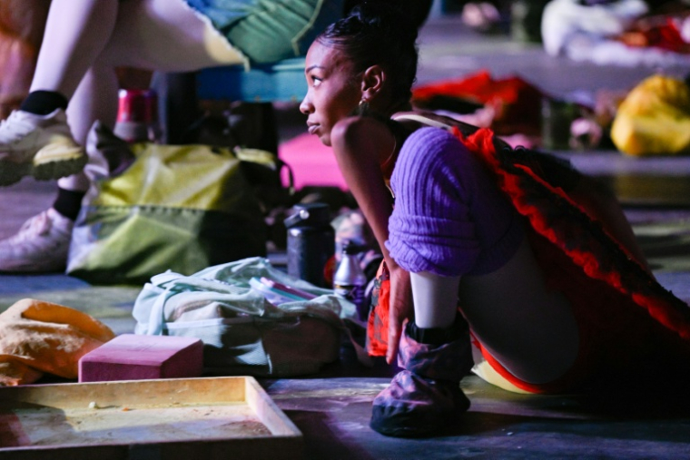 La danseuse classique Laura Kamila Rojas, 25 ans, attend son tour pour entrer sur scène lors d'une répétition de "Don Quichotte" au Théâtre national de Cuba, à La Havane, le 7 mai 2026 ( AFP / ADALBERTO ROQUE )