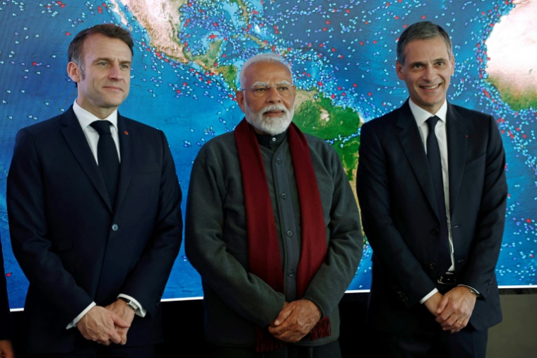 Le Président français Emmanuel Macron (G), le Premier ministre indien Narendra Modi (C), et le PDG du troisième armateur mondial CMA CGM Rodolphe Saade (D)au siège de CMA CGM à Marseille, le 12 février 2025 ( POOL / Christian Hartmann )