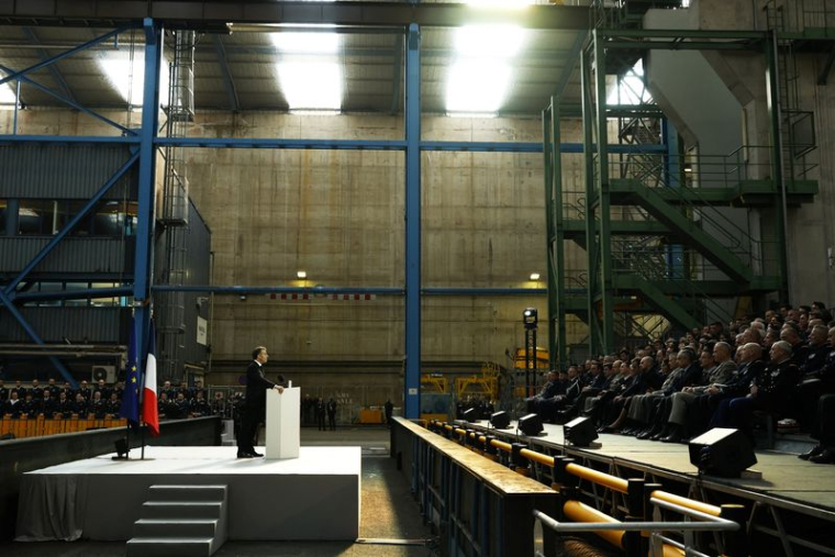 Le président français Emmanuel  Macron visite la base navale de sous-marins nucléaires de l'île Longue