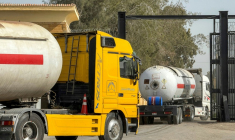 Camions citerne du côté égyptien du poste-frontière de Rafah avec la bande de Gaza, le 27 janvier 2026 ( AFP / - )