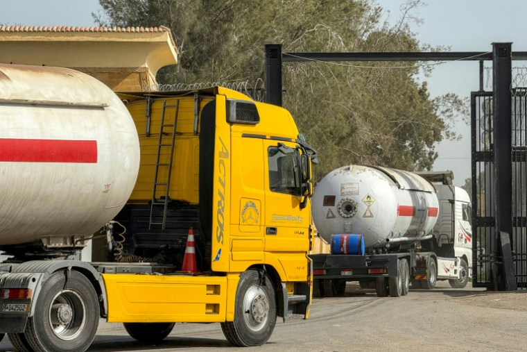 Des camions transportant du carburant entrent dans la bande de Gaza via le point de passage de Rafah avec l'Egypte, le 27 janvier 2026 ( AFP / - )