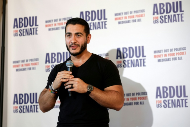Abdul El-Sayed, candidat à la primaire démocrate dans le Michigan (nord des Etats-Unis), parle lors d'un meeting de campagne à Détroit, le 3 août 2026 ( AFP / JEFF KOWALSKY )
