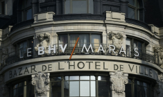 La Banque des territoires a annoncé mercredi avoir mis fin aux négociations entamées pour le rachat des murs du BHV avec son exploitant la Société des grands magasins (SGM), invoquant "une rupture de confiance" liée à l'annonce de l'implantation prochaine de la marque asiatique Shein au BHV. ( AFP / MARTIN BUREAU )
