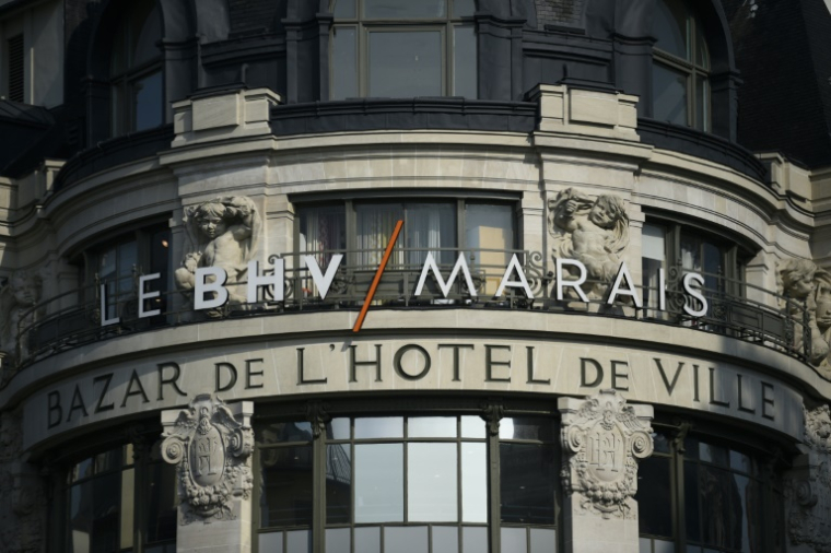 La Banque des territoires a annoncé mercredi avoir mis fin aux négociations entamées pour le rachat des murs du BHV avec son exploitant la Société des grands magasins (SGM), invoquant "une rupture de confiance" liée à l'annonce de l'implantation prochaine de la marque asiatique Shein au BHV. ( AFP / MARTIN BUREAU )