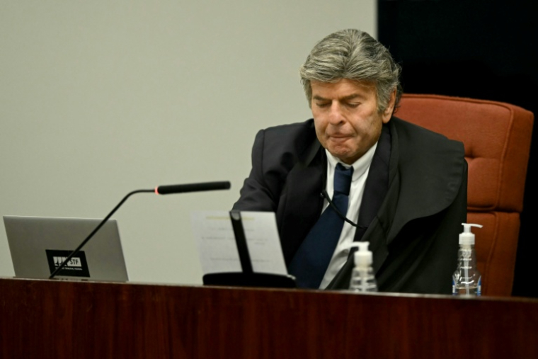 Le magistrat de la Cour suprême brésilienne Luiz Fux lit un document lors de la séance de vote visant à condamner ou relaxer l'ex-président d'extrême droite Jair Bolsonaro, le 11 septembre 2025 à Brasilia ( AFP / EVARISTO SA )