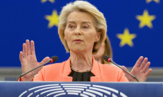 La présidente de la Commission européenne, Ursula von der Leyen, lors d'un discours devant le Parlement européen le 7 juillet 2025  ( AFP / Jean-Christophe Verhaegen )