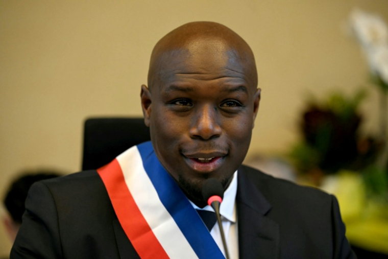 Le nouveau maire du Blanc-Mesnil, Demba Traoré, s'exprime après son élection, le 29 mars 2026 au Blanc-Mesnil ( AFP / Blanca CRUZ )