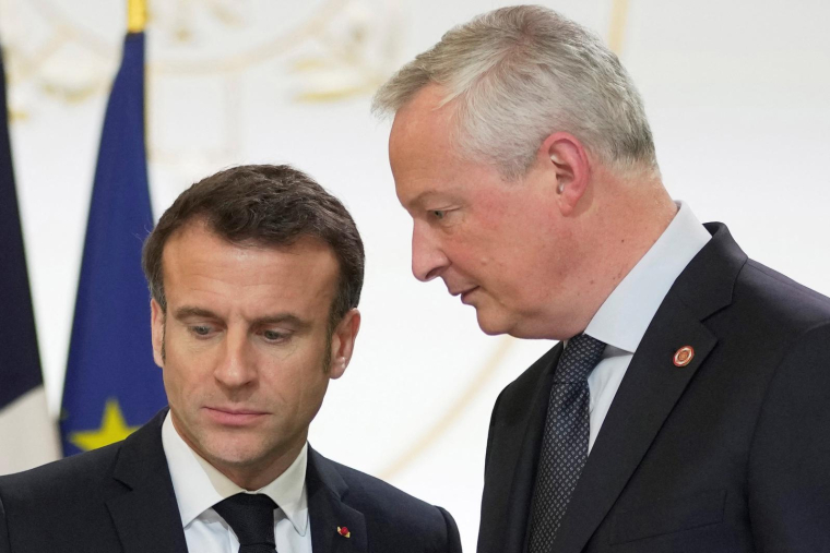 Emmanuel Macron et Bruno Le Maire, le 10 mars 2023, à Paris ( POOL / KIN CHEUNG )