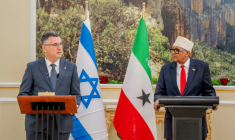 Le ministre israélien des Affaires étrangères, Gideon Saar (à gauche), reçu par le président du Somaliland, Abdirahman Mohamed Abdullahi, à Hargeisa, le 6 janvier 2026 ( Somaliland Presidential Office / - )