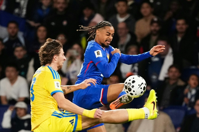 L'attaquant français Bradley Barcola (à droite) face au défenseur ukrainien Illia Zabarnyi (à gauche) lors du match de qualification pour le Mondial-2026 face à l'Ukraine, au Parc des Princes, le 13 novembre 2025 ( AFP / Dimitar DILKOFF )