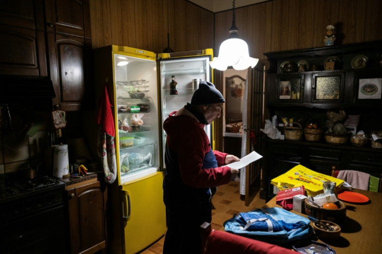 Un habitant de Niscemi (Sicile) récupère des affaires dans sa maison menacée par un glissement de terrain, le 28 janvier 2026 ( AFP / MARCO BERTORELLO )