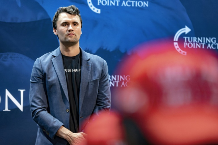 Charlie Kirk, le fondateur du mouvement de jeunes conservateurs Turning Point USA, lors d'un rassemblement à Tucson, en Arizona le 17 octobre 2024 ( AFP / Olivier Touron )
