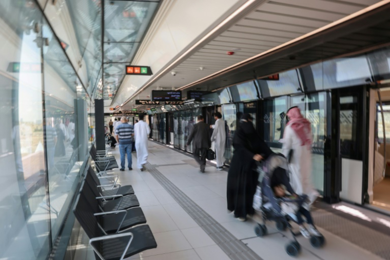 Des usagers dans le métro à Ryad, le 27 avril 2025 en Arabie saoudite ( AFP / Fayez Nureldine )