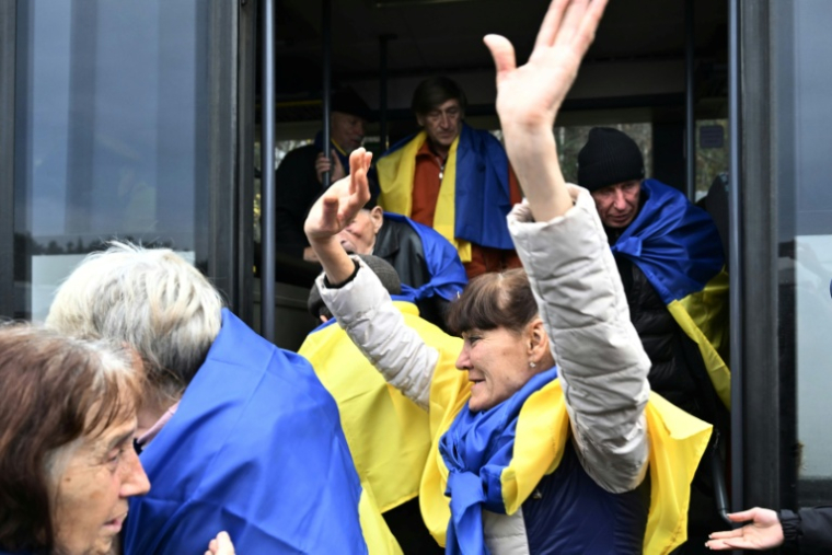 Des habitants d'Olechky, occupée par la Russie dans le sud de l'Ukraine, sont accueillis en Ukraine le 31 octobre 2026, après avoir été évacués via la Russie et le Bélarus grâce à une trêve annoncée par la Première dame américaine Melania Trump ( AFP / Genya SAVILOV )