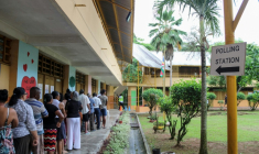 Des électeurs font la queue dans un bureau de vote à Victoria, la capitale des Seychelles le 27 septembre 2025, lors des élections présidentielles et parlementaires.  ( AFP / Rassin VANNIER )