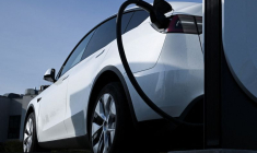 Une station de recharge pour voitures électriques Tesla près de Berlin