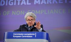 Thierry Breton, alors commissaire européen au marché intérieur, lors d'une conférence de presse sur les enquêtes menées par l'UE sur Apple, Google et Meta en vertu de la nouvelle loi numérique, le 25 mars 2024 à Bruxelles ( AFP / Kenzo TRIBOUILLARD )