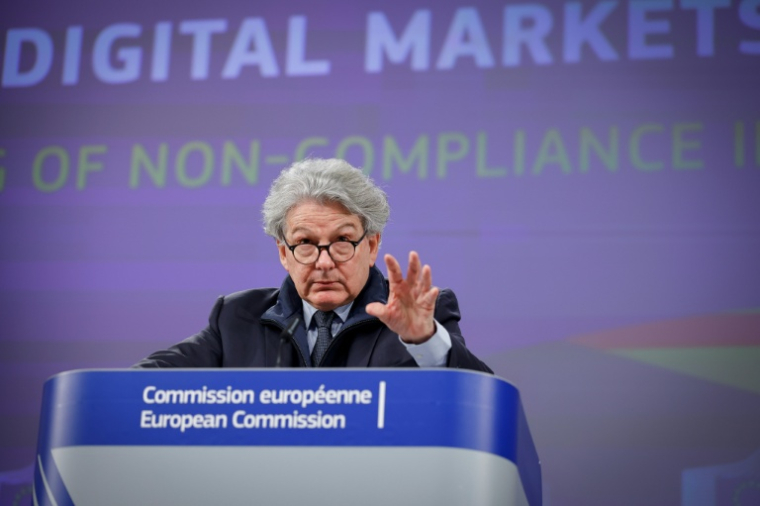 Thierry Breton, alors commissaire européen au marché intérieur, lors d'une conférence de presse sur les enquêtes menées par l'UE sur Apple, Google et Meta en vertu de la nouvelle loi numérique, le 25 mars 2024 à Bruxelles ( AFP / Kenzo TRIBOUILLARD )