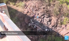 Afrique du Sud : un bus chute d'un pont, faisant au moins 45 morts