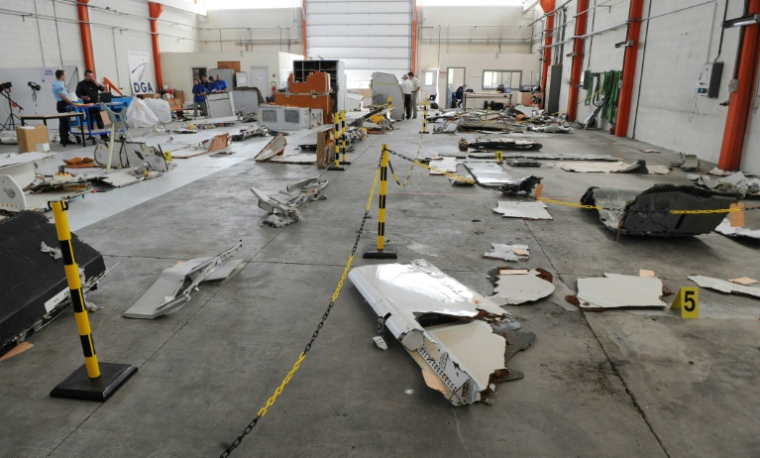 Des débris du vol Air France 447 Rio-Paris, le 24 juillet 2009 au laboratoire du CEAT de Toulouse lors de l'enquête sur le crash ( AFP / ERIC CABANIS )