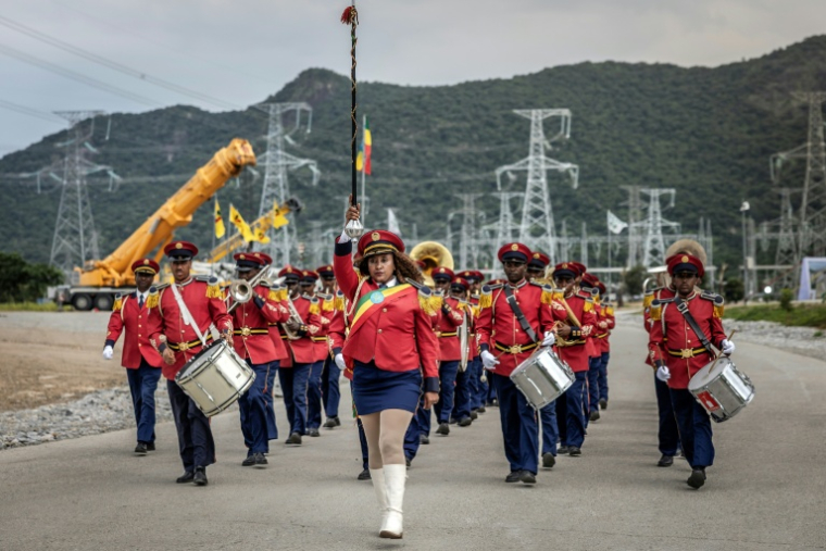 Des membres d'une fanfare se produisent au Grand Barrage de la Renaissance Éthiopienne (GERD) avant sa cérémonie officielle d'inauguration à Guba, dans l'ouest de l'Ethiopie, le 9 septembre 2025. ( AFP / Luis TATO )