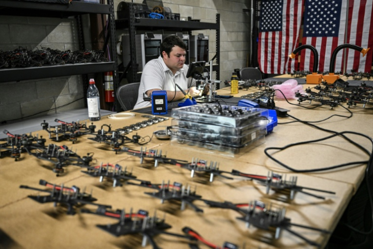 Un employé travaille sur un drone utilisé pour faire face aux fusillades dans les écoles , au siège de la startup Campus Guardian Angel, à Austin, le 8 mai 2026 au Texas ( AFP / RONALDO SCHEMIDT )
