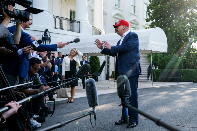 Le président américain Donald Trump échange avec des journalistes à la Maison Blanche, à Washington, le 1er juillet 2025  ( AFP / Jim WATSON )