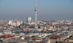 Une vue d'ensemble montre la ligne d'horizon de la ville avec la tour de télévision de Berlin