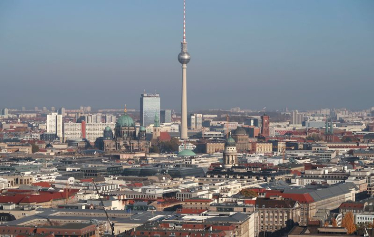 Une vue d'ensemble montre la ligne d'horizon de la ville avec la tour de télévision de Berlin