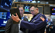 Des opérateurs à la Bourse de New York, le 29 avril 2025. ( AFP / ANGELA WEISS )