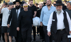 Des proches et amis du juif français Dan Elkayam, tué lors de l'attentat terroriste qui a frappé la plage de Bondi, en Australie, assistent à ses funérailles au cimetière d'Ashdod, dans le sud d'Israël, le 25 décembre 2025 ( AFP / Jack GUEZ )