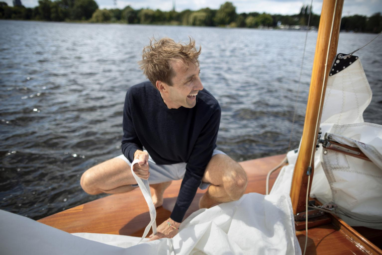 Entre les frais d’entretien, d’assurance et d’amarrage, posséder un bateau peut vite peser sur le budget. Heureusement, la location de bateau entre particuliers permet d’amortir ces coûts tout en gardant votre embarcation active et entretenue. ( crédit photo : Getty Images )