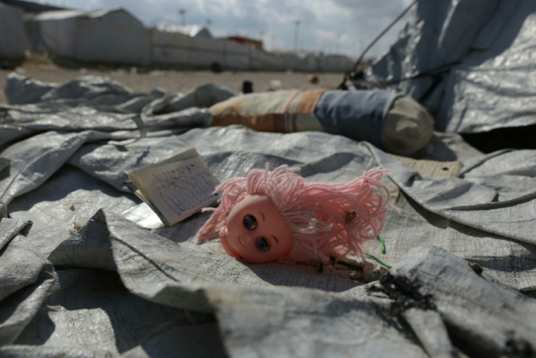 Des objets laissés dans le camp d'al-Hol après le départ des proches de jihadistes du groupe Etat islamique (EI), dans le nord-est de la Syrie, le 25 février 2026 ( AFP / Bakr ALkasem )