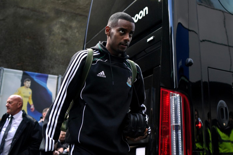 Alexander Isak absent du déplacement de Newcastle à Singapour