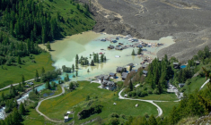 Le village de Blatten, détruit par un glissement de terrain après l'effondrement du glacier du Birch et le lac artificiel qui s'est formé, le 29 mai 2025 dans les Alpes suisses ( AFP / ALEXANDRE AGRUSTI )