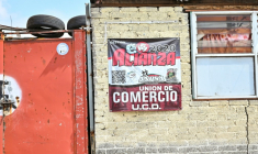 Une affiche sur le mur d'une entreprise indique un signe d'affiliation payante à des groupes qui garantissent la sécurité contre l'extorsion à Ecatepec, dans l'État de Mexico, le 2 octobre 2025 ( AFP / Yuri CORTEZ )