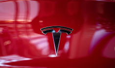 Avec le bonus écologique du gouvernement, la "Model 3" de Tesla repasse sous la barre des 40.000€ ( AFP / NICOLAS ASFOURI )
